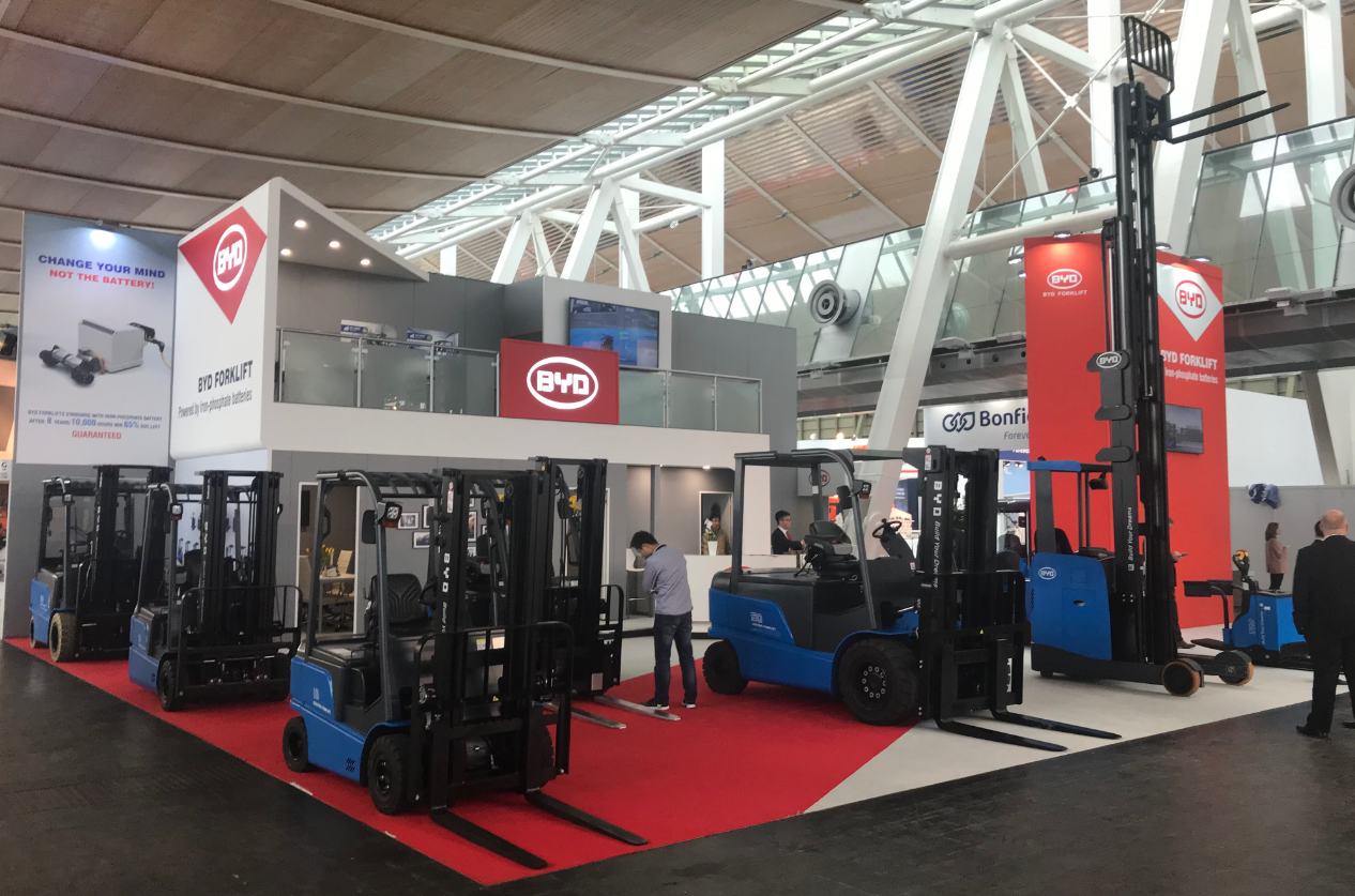 Entrepôt moderne avec chariots électriques